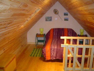 lit 2 personnes a l'�tage de la petite maison de vacance ty bihan