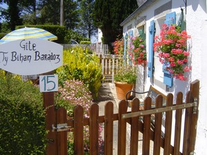 jardin du gte en centre finistre scuris par des barrires