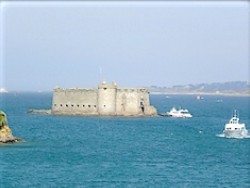chateau du taureau en baie de morlaix � 30 min du gite de Bretagne