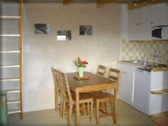 Coin cuisine du gite �quip� pour passer des vacances en Bretagne int�rieure