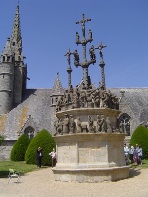 Calvaires et enclos paroissiaux non loin de votre location de vacances en Bretagne