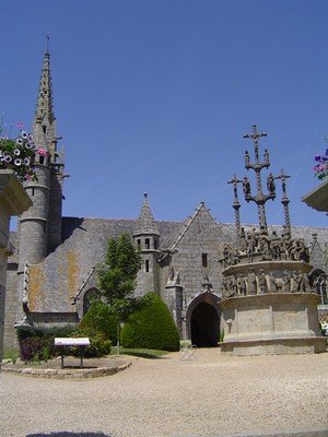 l'enclos paroissial de plougonven se trouve  10 minutes du gite ty bihan