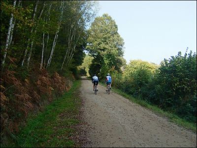 faire du vlo sur la voie verte qui relie carhaix  morlaix et qui passe  4 km du gite