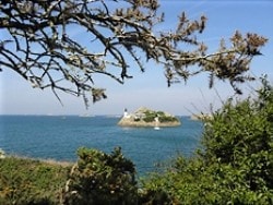 De votre gite en Bretagne partez visiter la station balnaire et l'ile calot a Carantec